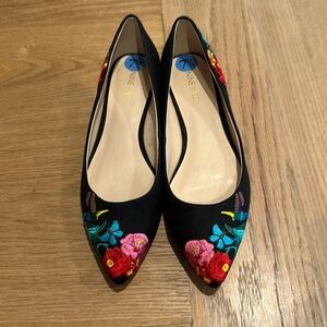 Nine West embroidered hummingbird black flats - 7.5M NWOT
